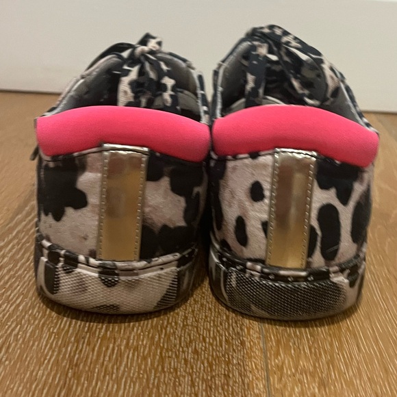 Gently worn Kenneth Cole Kam Eo Sneaker women’s size 8.5 - Picture 5 of 11